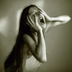 Renforçons son comportement normal en montrant de l'intérêt, et ignorons, dans la mesure du possible, le comportement inadapté. 